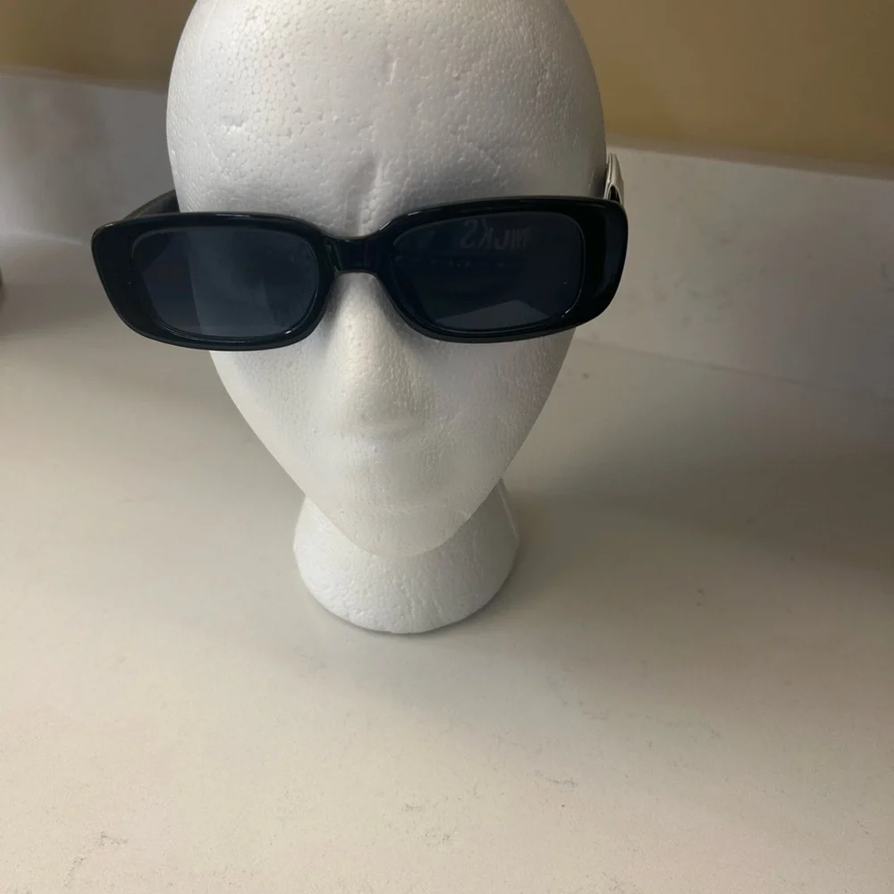 AIRE/Revolve Ceres‎ sunglasses in Black